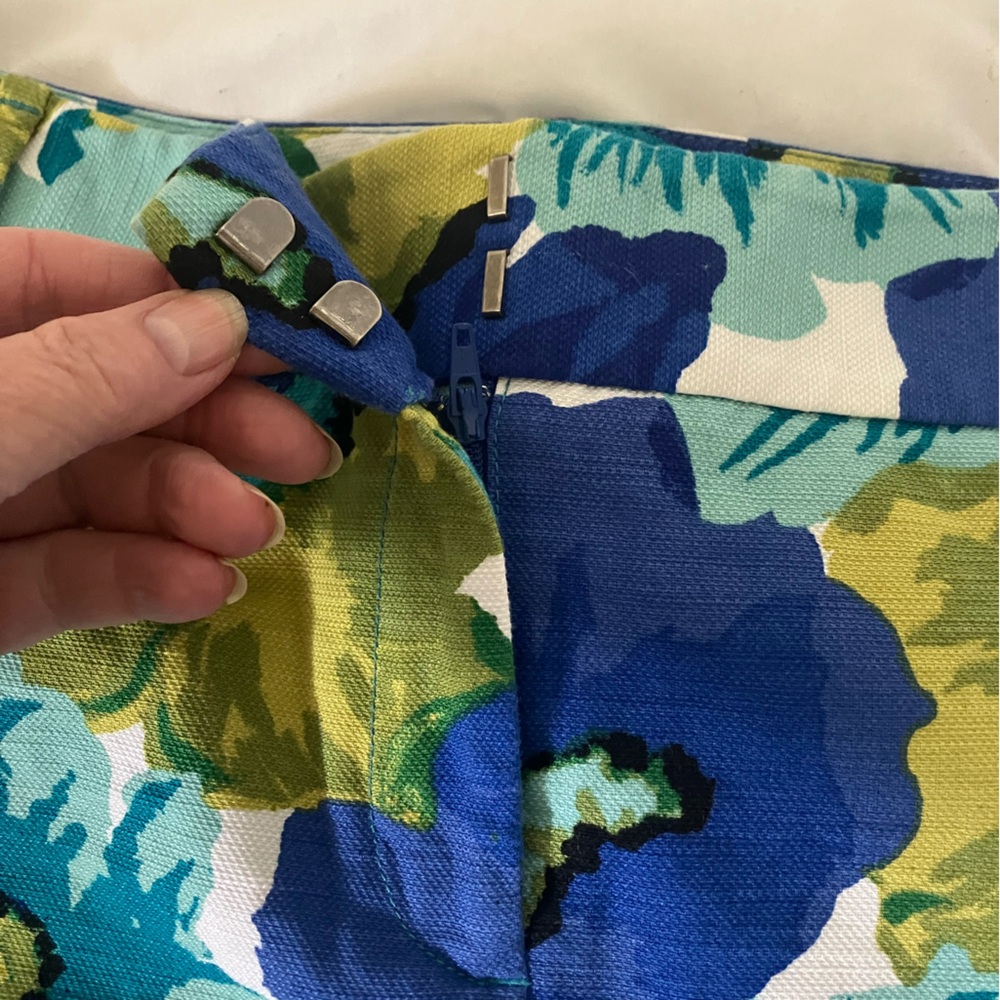 LOFT Blue and Green Floral Women's Shorts size 14. - Picture 2 of 7